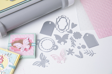 MASZYNA TNĄCO-WYTŁACZAJĄCA A4-SIZZIX BIG SHOT PLUS(WHITE & GREY)-ZESTAW STARTOWY